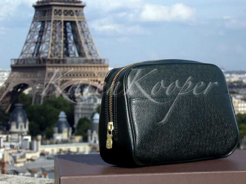 Louis Vuitton Taiga Pochette Accessoire Epicea